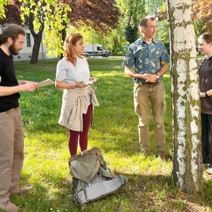 Measurements with the porometer on the university campus in Magdeburg. A porometer measures the permeability of leaf stomata to gases such as water vapour and CO₂ in order to determine the transpiration rate and photosynthetic activity of plants.